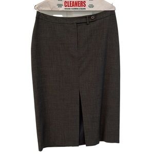 Country Road pencil skirt in grey wool. Classic and simple. Front slit sexiness